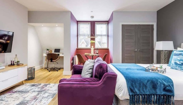 Elegant Seaside Studio Apt w/Free Gym & Parking