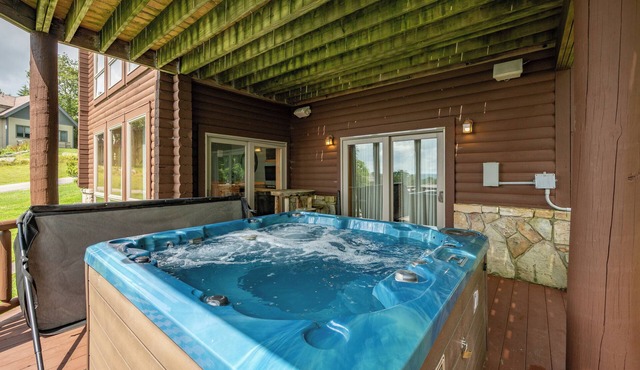 Elegant Ski-In/Out Lodge w/Fireplaces & Hot Tub