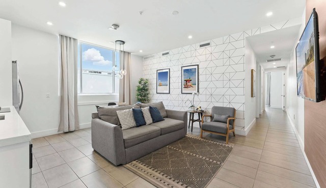 Elegant SoBe 2 Bedroom Apartment