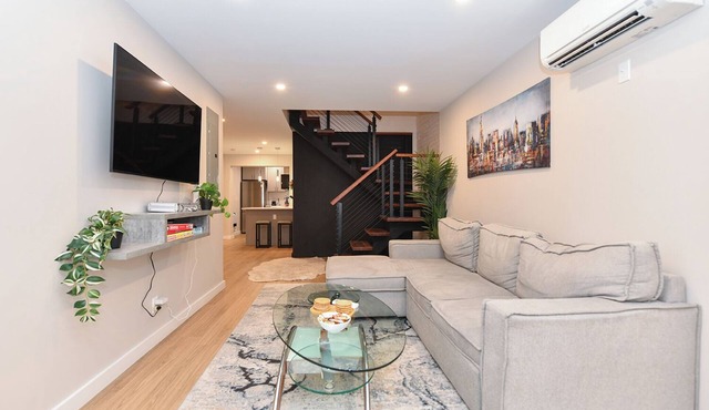 Elegant SoHo 5BR Duplex – Upscale, Central & Spacious