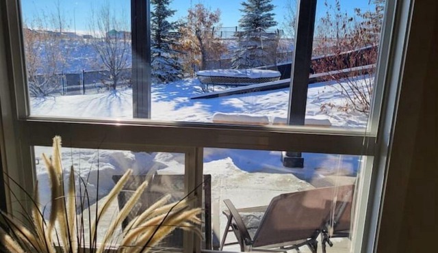 Elegant & Spacious 2bdrm - Prime NW YYC Location, close to airport and mountains