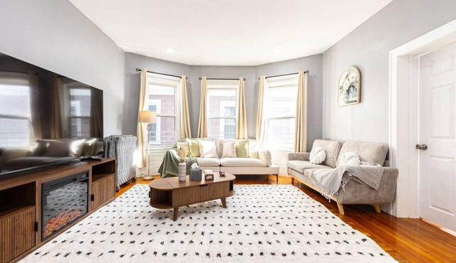 Elegant, Spacious 3BD/1BA in Boston