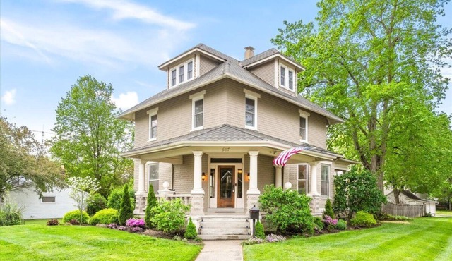 Elegant & spacious 4 bedroom historic home minutes from both airports
