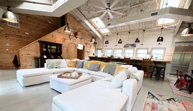 Elegant & Spacious Creekfront Getaway