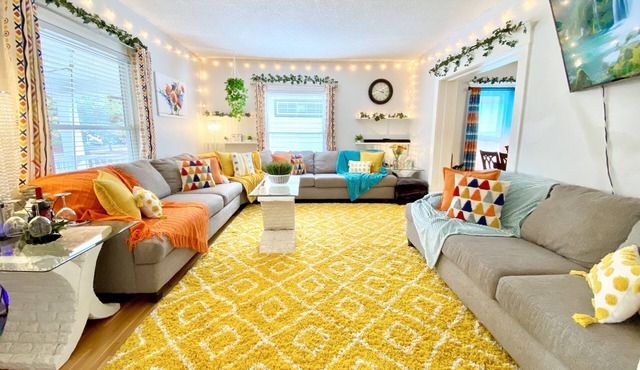 ELEGANT, SPACIOUS FAMILY HOME - 1/2 MILE FROM WESLEY HOSPITAL - 11 BEDS
