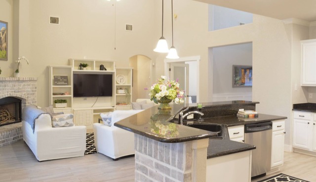 Elegant Spacious Home -Social Distance Sleeps 16+