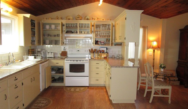 Elegant & Spacious Home, 5 Bed/3 Bath, Sleeps 14, 15 Minutes to U of O.