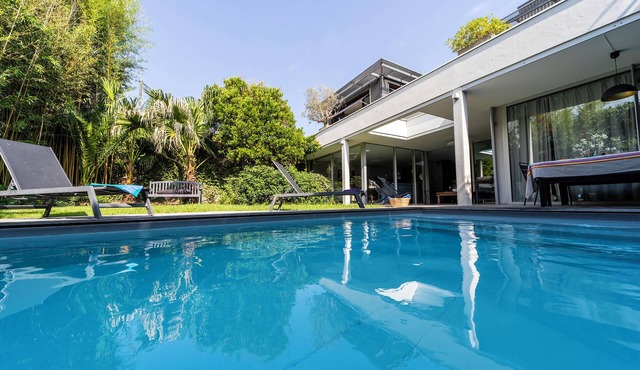 Elegant spacious house with swimming pool near Bordeaux