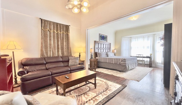 Elegant Spacious King Suite, Laundry, Full Kitchen