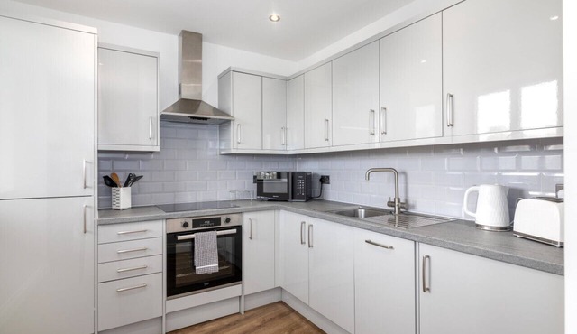 Elegant, Spacious , Luxury 2 bed, apartment with Parking