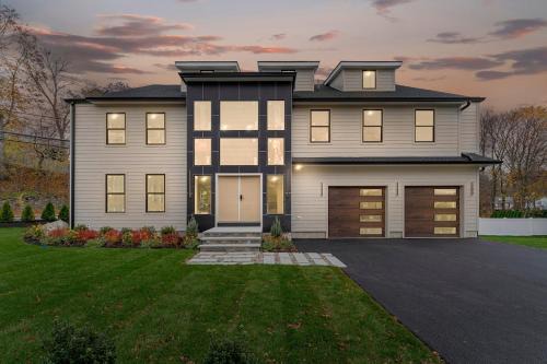 Elegant & Spacious Stay in the Heart of Needham