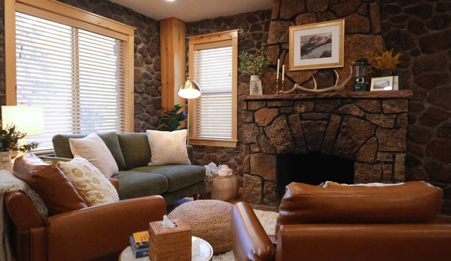 Elegant Stone Cottage by Pikes Peak