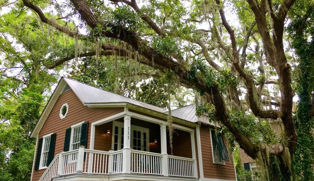 Elegant St. Simons Island Honeymoon Beach Cottage near Pier Village
