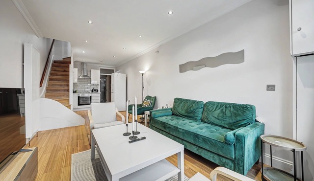 Elegant Stay In London | 7 mins walk to Norbury Station