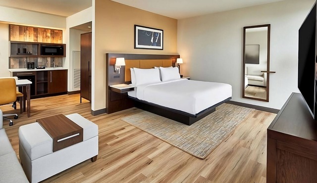 Elegant Stay in the Heart of the City! Swimming Pool, Kitchenette, Pets Allowed!