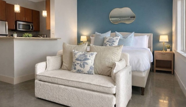 Elegant Std Retreat w/King & Full BED + Pool&gym