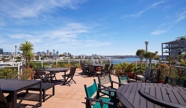 Elegant Studio with Rooftop Harbour Views