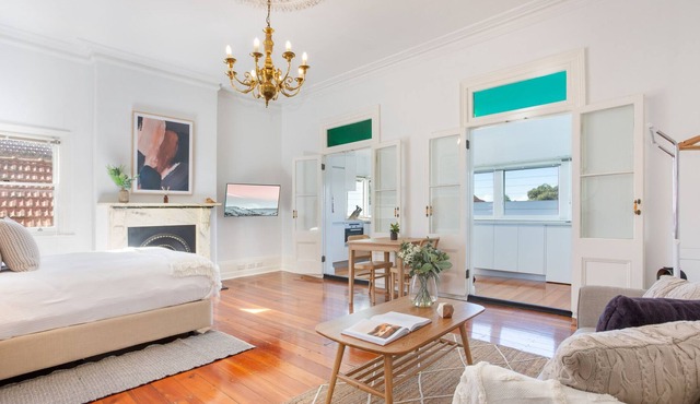 Elegant Studio with Sunny Kitchen 25 min from CBD