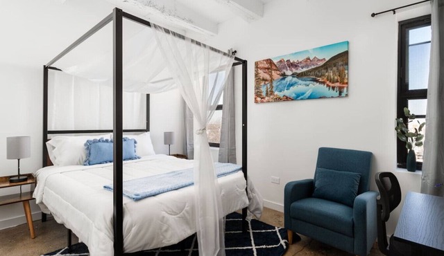Elegant Style Loft Montrose|13 mins DT|4 mins Lake