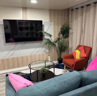 Elegant & Stylish Basement Suite- Private Entrance