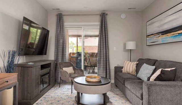 Elegant Suite w Patio, BBQ Grill!