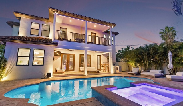 Elegant Tampa Oasis: Pool, Sauna, Cold Plunge, Firepit. Near Downtown & Bayshore