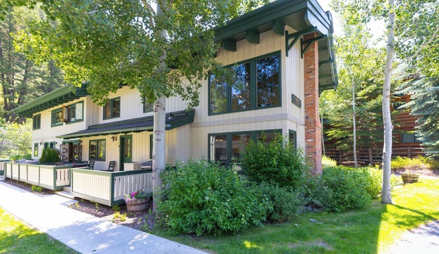 Elegant Three Suite Condo Steps to Warm Springs Lodge