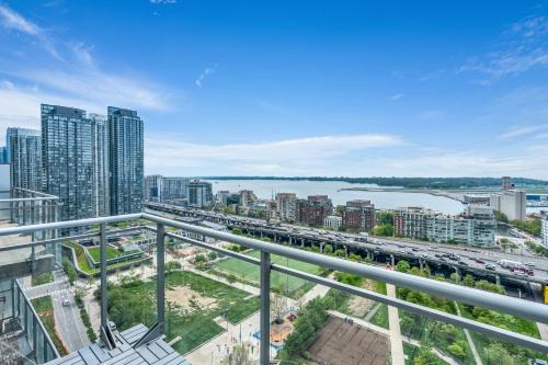 Elegant Toronto Skyline Suites With LakeView and Self Check-in