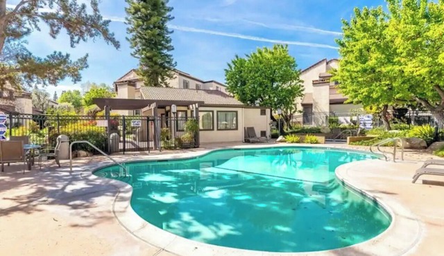 Elegant Townhome in Prime Location near Luxury Malls and Hiking Trails