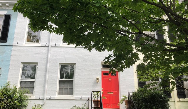 Elegant townhome on quiet street near museums, restaurants, shops, parks & more!