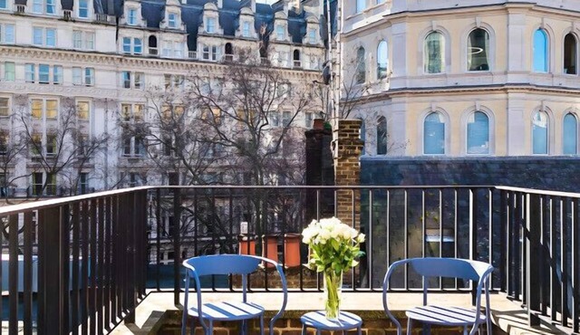 Elegant Townhouse in Trafalgar Square