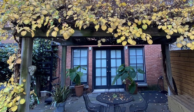 Elegant townhouse garden apartment