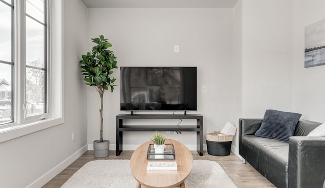 Elegant Townhouse/In The Heart of Calgary