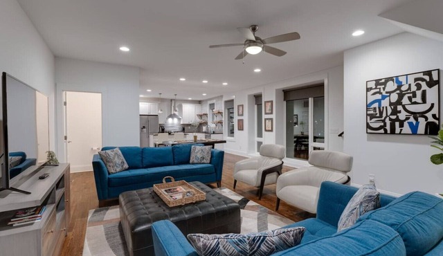 Elegant Townhouse Near Broadway