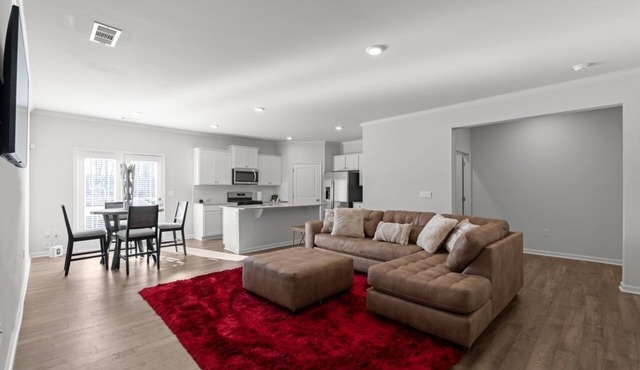 Elegant Townhouse Retreat Near Mall Of Georgia