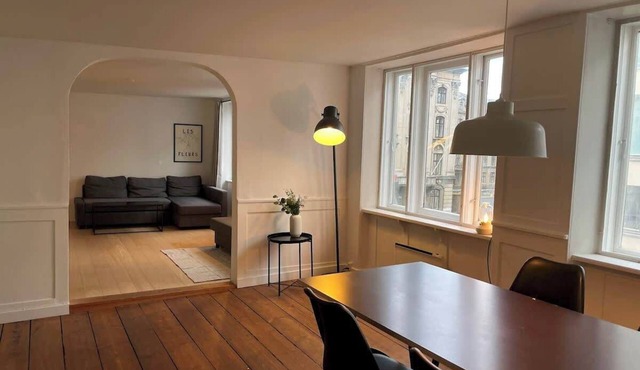 Elegant Townhouse - Steps from Amalienborg