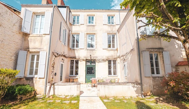 Elegant Townhouse with Private Garden, Spa & Free Parking in Châteauroux