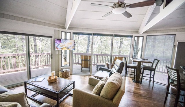 Elegant Treetop Escape in Big Canoe, close to all amenities. Dog friendly!