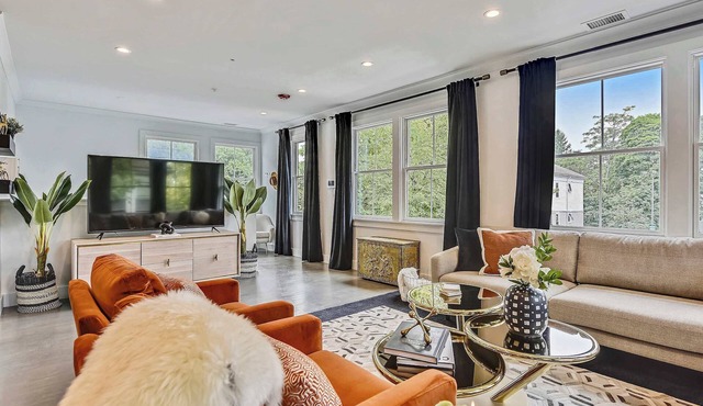 Elegant Treetop Retreat | near T