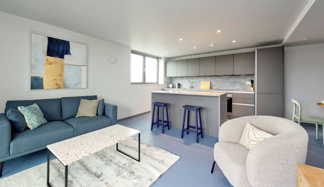 Elegant two-bedroom apartment in vibrant Poplar
