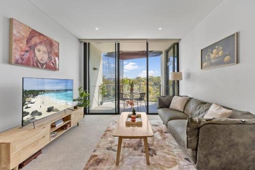 Elegant Two-Bedroom near Sydney CBD w Balcony and Parking