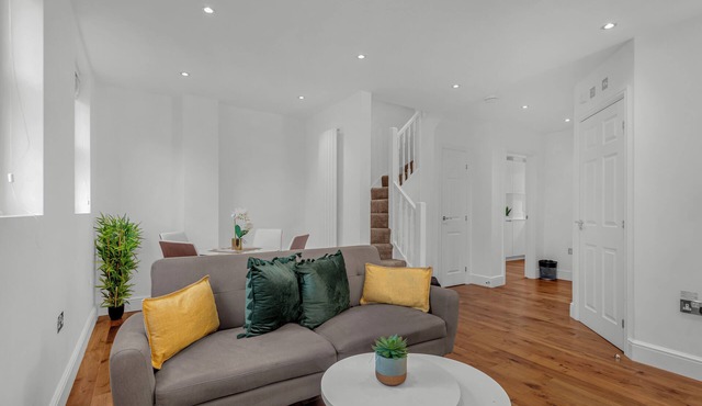 Elegant Two Bedroom Serviced Apartment in Artillery Lane