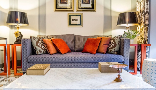 Elegant two bedroom with patio in the city center!
