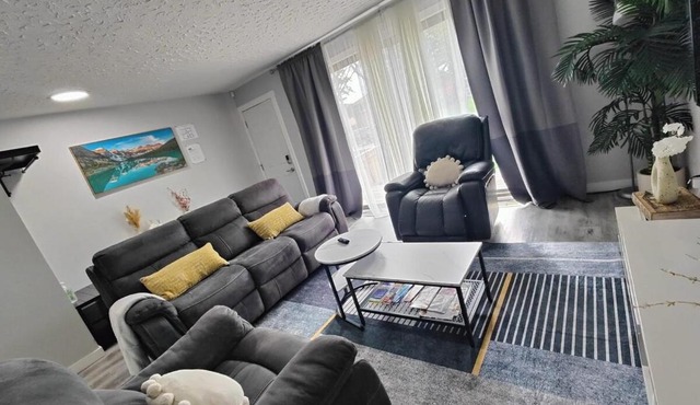 Elegant upper unit bungalow - 10 mn from downtown