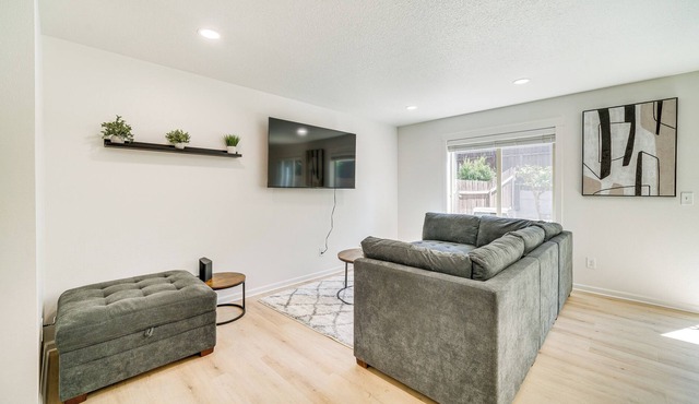 Elegant Vancouver Townhome: 17 Mi to Portland!