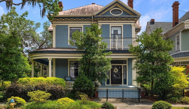 Elegant Victorian Manor w/Parking, Garden + Porch by Lucky Savannah