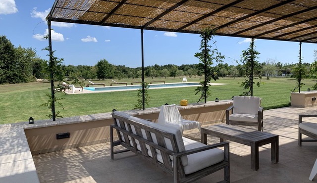 Elegant villa 400 m2, garden, swimming pool, terrace,
