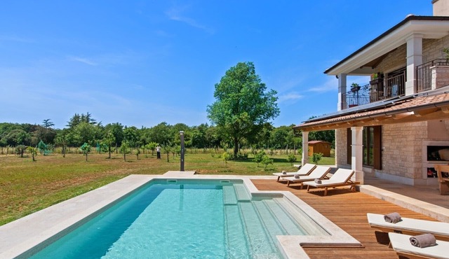 Elegant Villa Campagna with a swimming pool