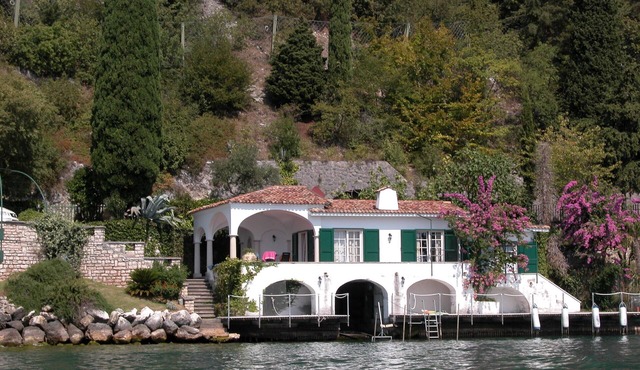 Elegant villa directly on the lake