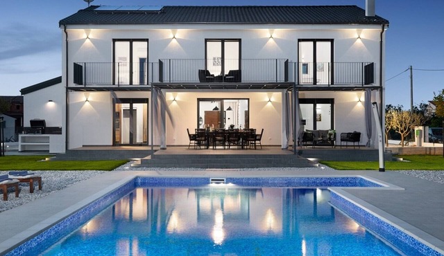Elegant Villa Dolce Bacio with a swimming pool